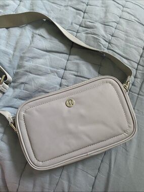 lululemon  Small Crossbody Bag in Light Gray